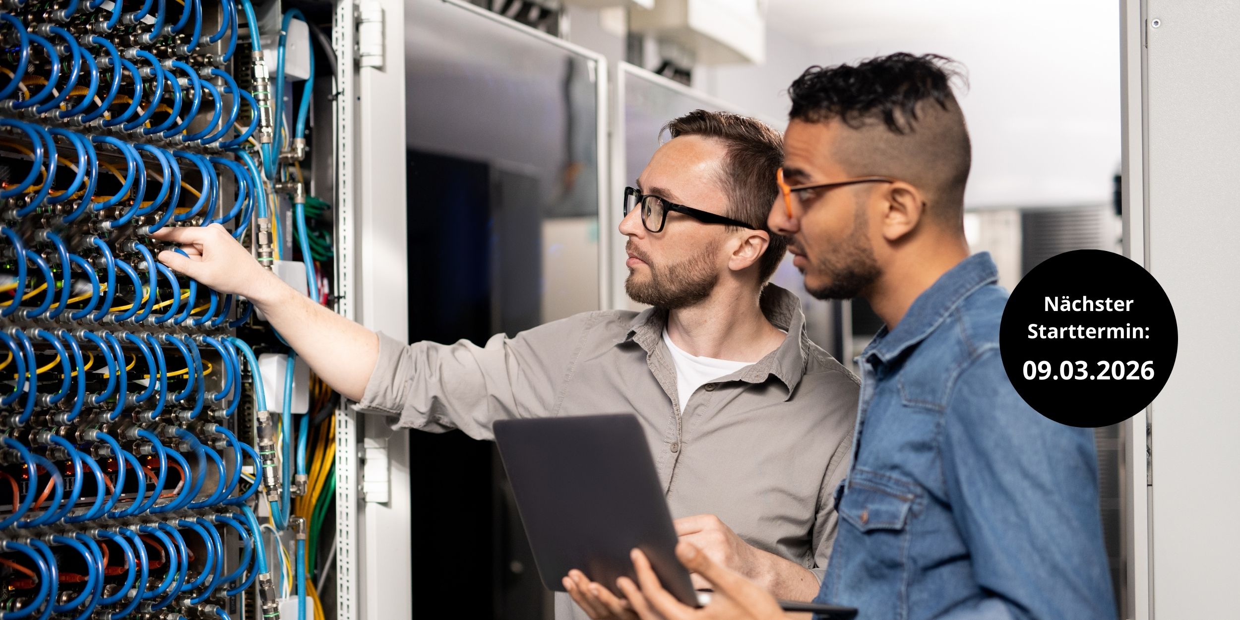 Zwei Männer arbeiten im Serverraum: einer zeigt auf Kabelverbindungen im Serverschrank, der andere hält ein Laptop. Rechts im Bild steht ein Hinweis auf den nächsten Starttermin für die Umschulung: 09.03.2026.