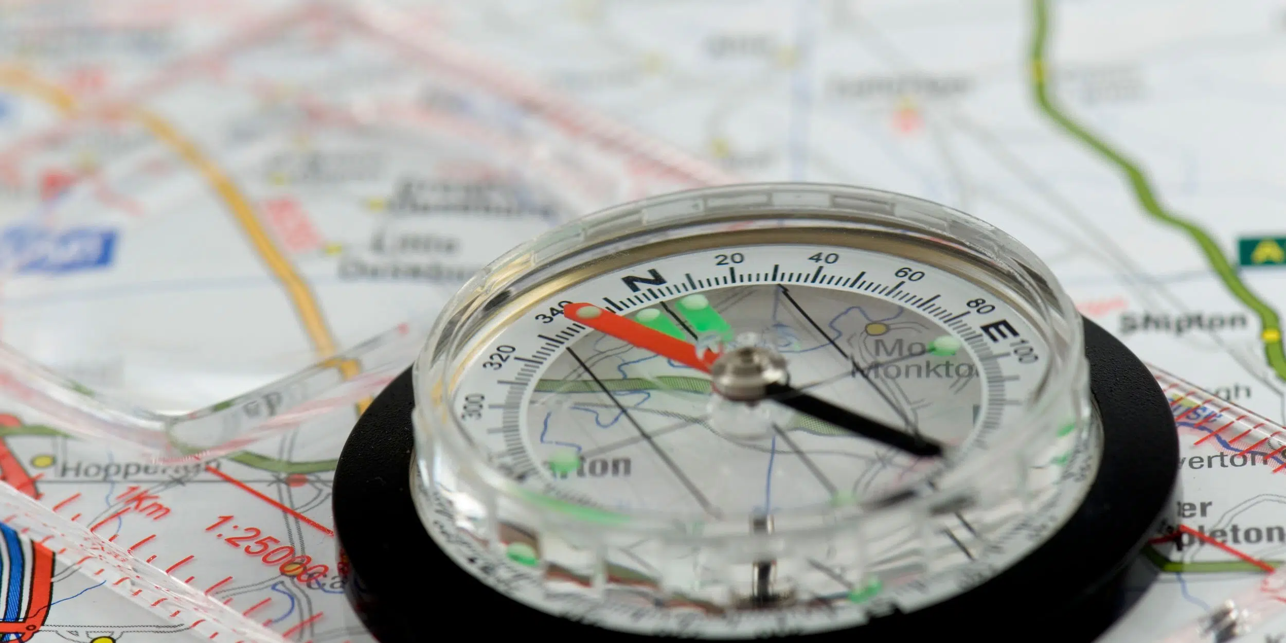 Kompass & Karte als Symbolbild für das Thema Berufszielfindung