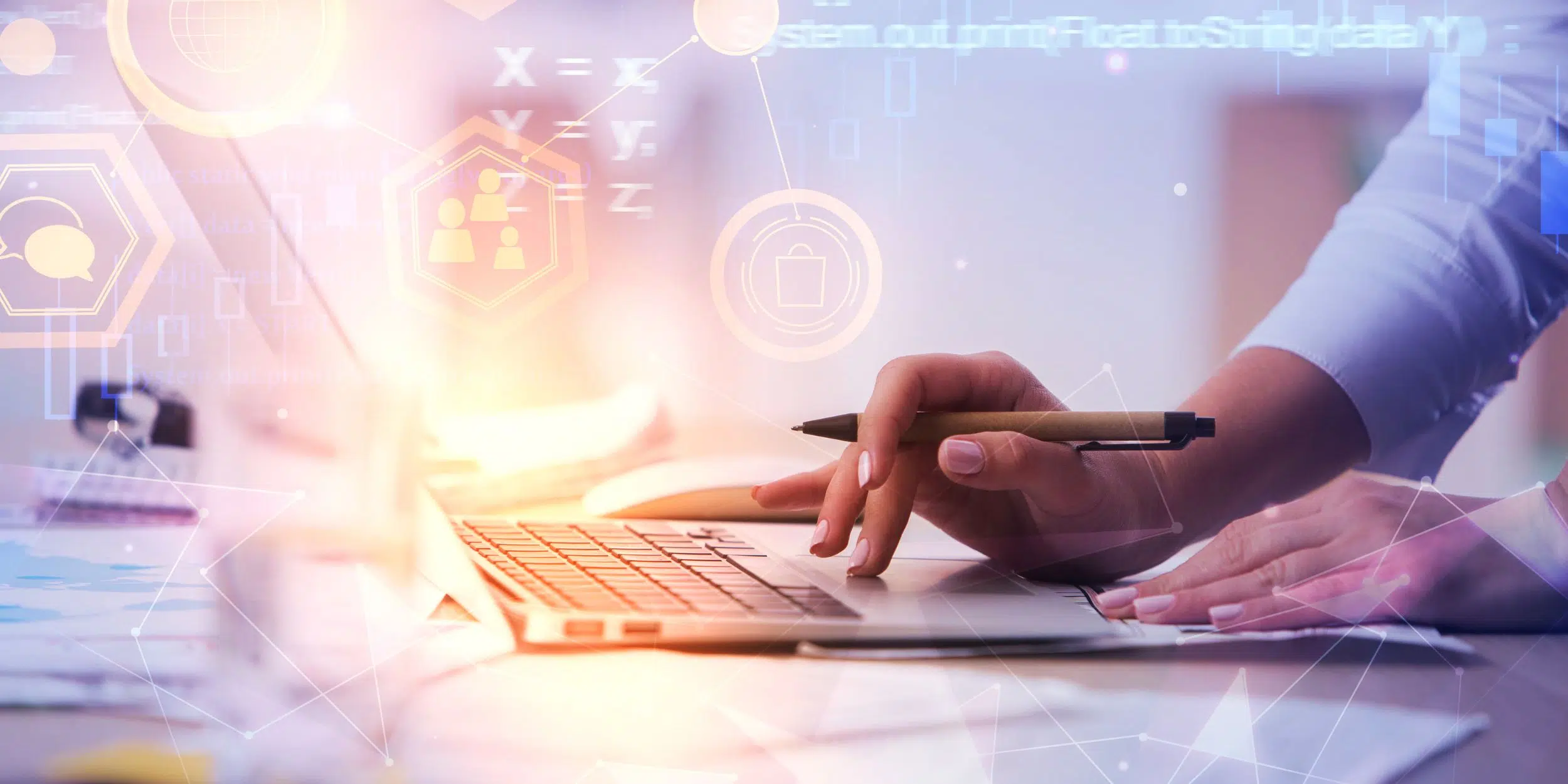 Hand auf Laptop als Symbolbild für das Thema Programmierung